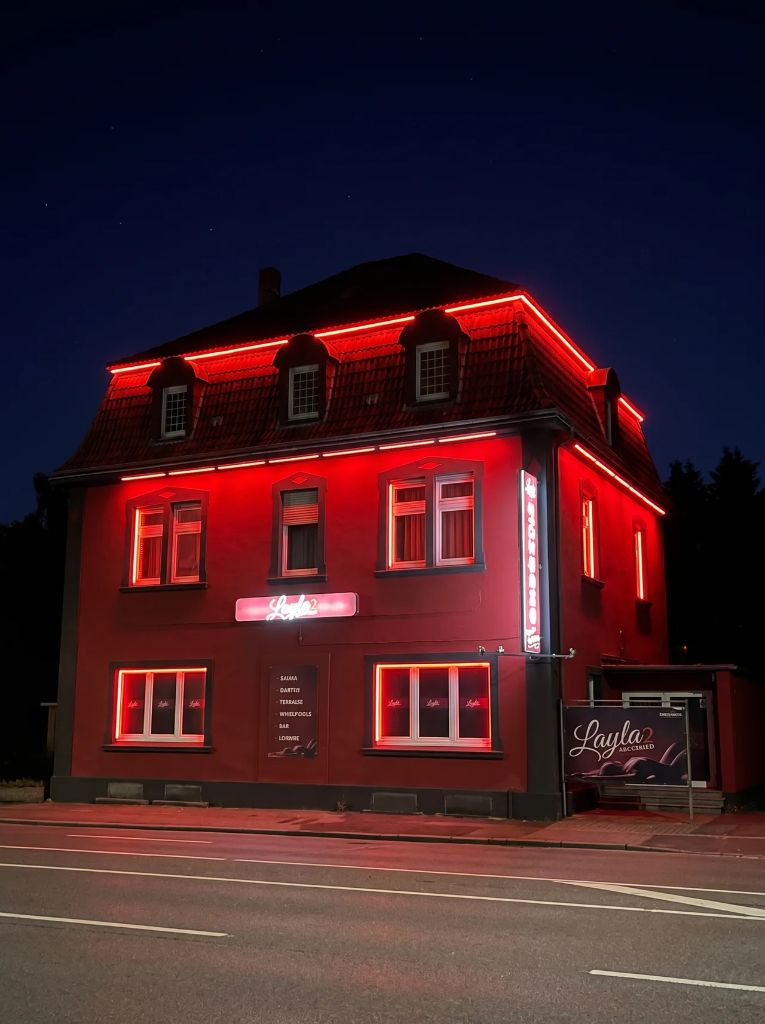 Layla 2 Kamen – Nachtansicht mit roter Neon-Beleuchtung